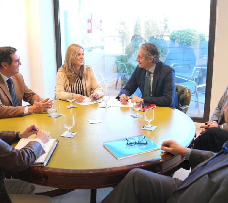La CEOE se aleja más del Gobierno: de los 14 acuerdos sociales a la foto con el PP tras plantar a Sánchez en Rabat