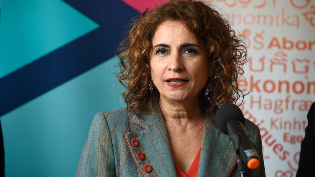 La ministra de Hacienda y Función Pública, María Jesús Montero, atiende a los medios de comunicación en Málaga.