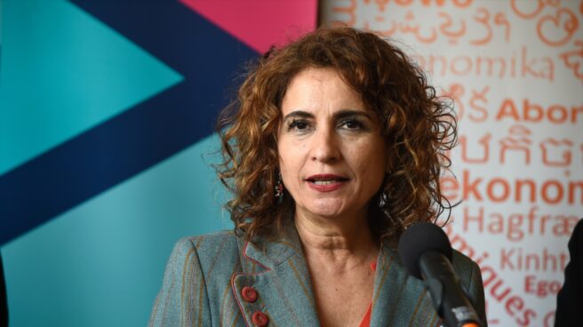 La ministra de Hacienda y Función Pública, María Jesús Montero, atiende a los medios de comunicación en Málaga.