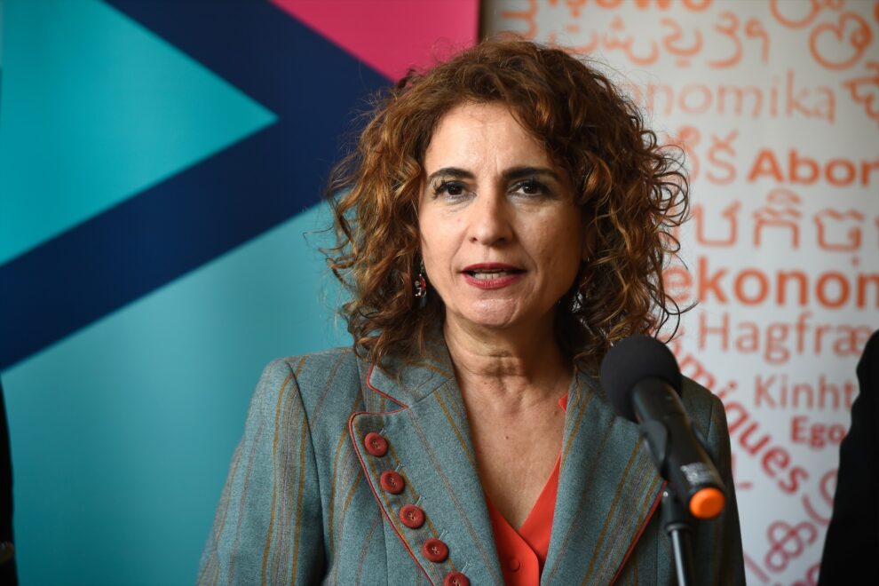 La ministra de Hacienda y Función Pública, María Jesús Montero, atiende a los medios de comunicación en Málaga.