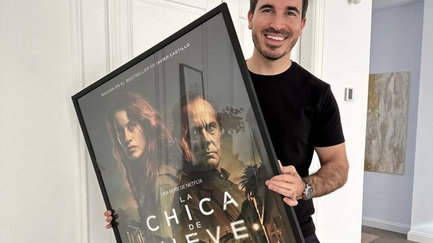Javier Castillo con la portada de la adaptación de su novela 'La chica de nieve'