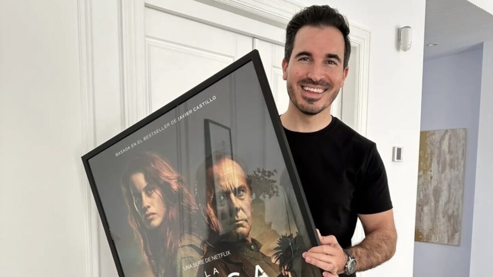 Javier Castillo con la portada de la adaptación de su novela 'La chica de nieve'