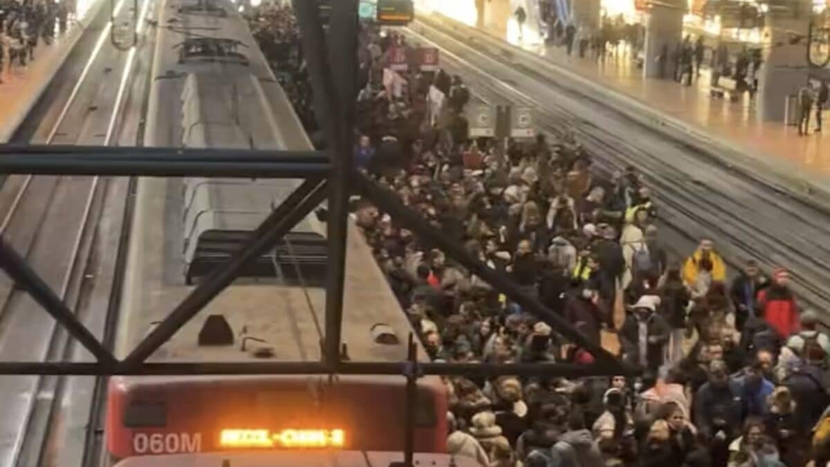 Retrasos y trenes parados en plena hora punta por una avería del Cercanías en Madrid