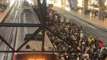 Retrasos y trenes parados en plena hora punta por una avería del Cercanías en Madrid