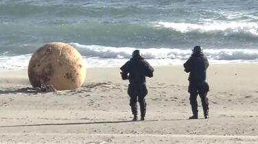Resuelto el misterio de la bola gigante encontrada en una playa de Japón: se trataba de una boya