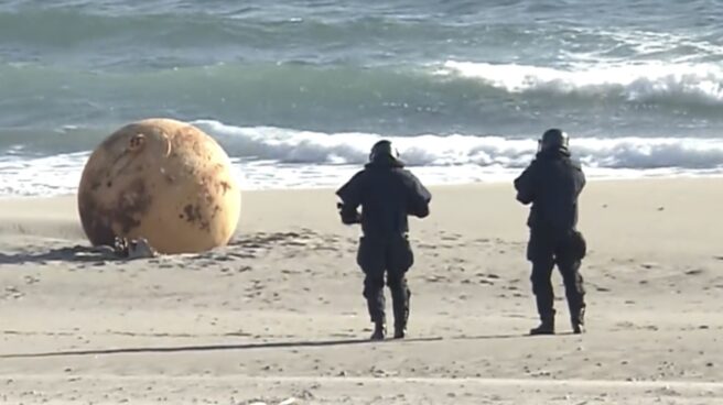 Bola gigante de Japón, encontrada en la costa, que ha resultado ser una boya perdida en el oceáno