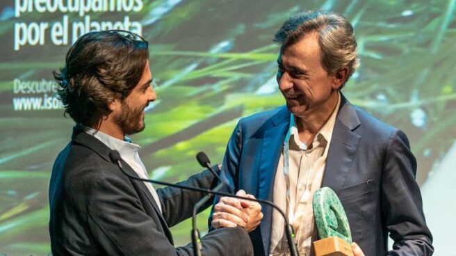 Juan Naya, CEO en ISDIN, recibiendo el galardón de manos del Álvaro García de Gravity Wave