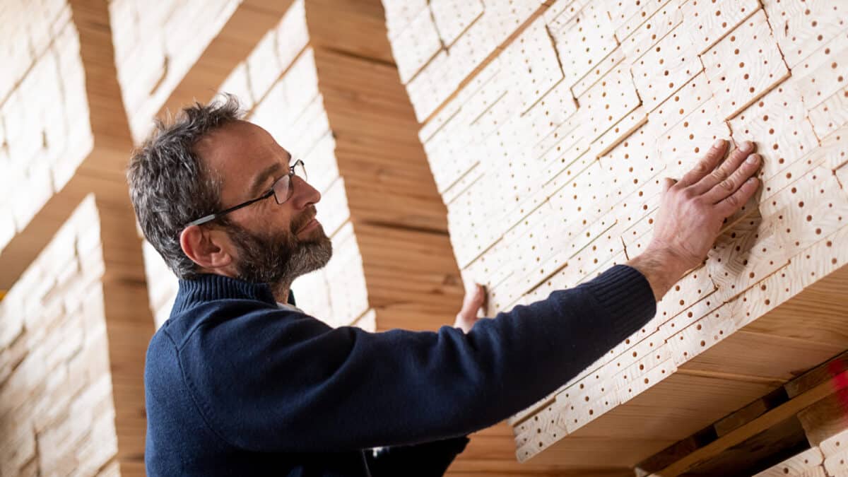 El fundador de Muebles Lufe, Enrique Arrillaga, con uno de los productos de La tienda de los muebles feos.