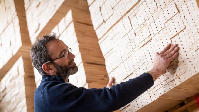 El fundador de Muebles Lufe, Enrique Arrillaga, con uno de los productos de La tienda de los muebles feos.