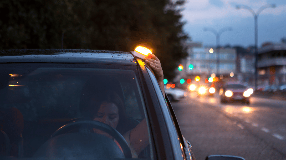 Es obligatorio llevar una luz de emergencia en el coche?