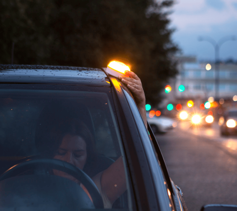 ¿Es obligatorio llevar una luz de emergencia en el coche?