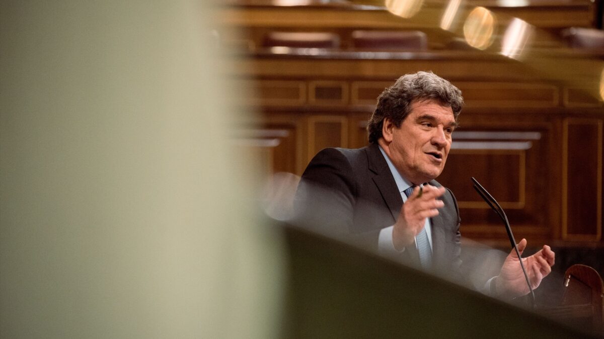 El ministro de Inclusión, Seguridad Social y Migraciones, José Luis Escrivá, interviene durante una sesión de control al Gobierno en el Congreso de los Diputados.