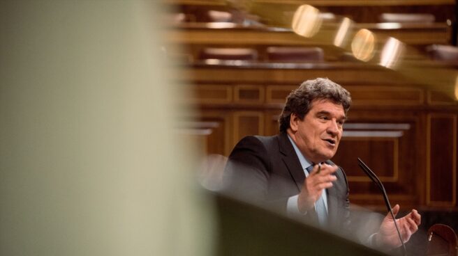 El ministro de Inclusión, Seguridad Social y Migraciones, José Luis Escrivá, interviene durante una sesión de control al Gobierno en el Congreso de los Diputados.