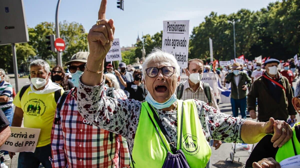 Una mujer grita en una manifestación contra el recorte en el presupuesto de las pensiones.