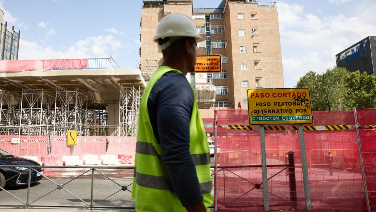 Un albañil pasa por una obra en Madrid.