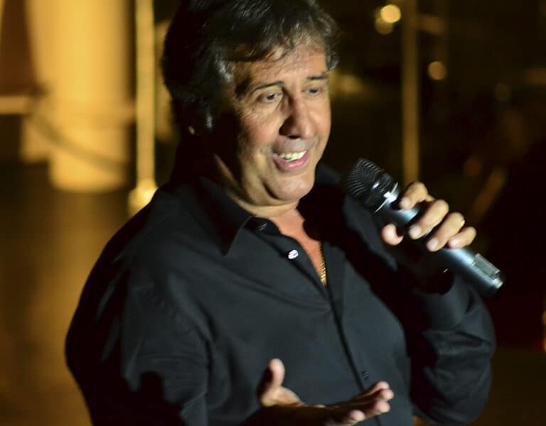 Fallece el humorista y cantante Paco Calonge, colaborador habitual de "Hola Raffaela" en los 90