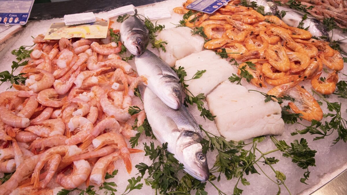 Pescadería en un mercado de abastos de Sevilla.