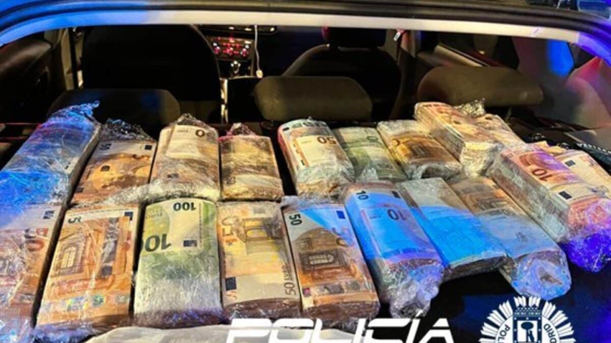 Descubren 200.000 euros sin declarar que llevaban dos chinos en un coche por Gran Vía