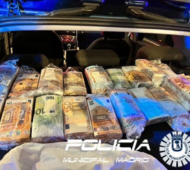 Descubren 200.000 euros sin declarar que llevaban dos chinos en un coche por Gran Vía