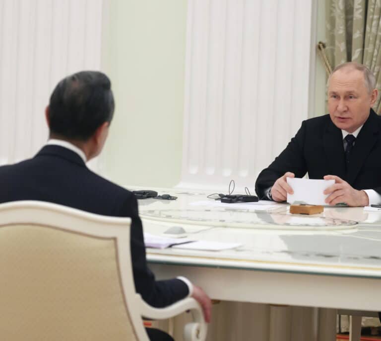 Putin y Wang Yi escenifican la buena relación entre Rusia y China: "No aceptamos presiones"