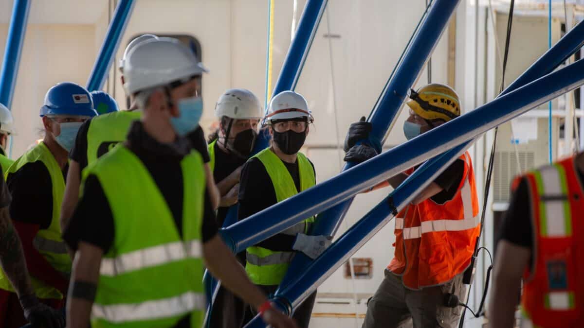 Los trabajadores montan el Cirque du Soleil en L'Hospitalet de Llobregat, Barcelona.