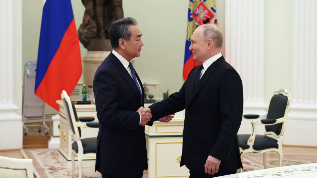 Wang Yi y Putin en Moscú