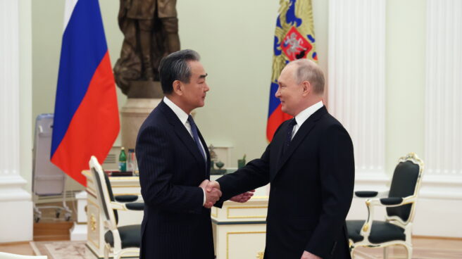 El presidente ruso recibe al ministro chino de Exteriores en el Kremlin Wang Yi y Putin en Moscú