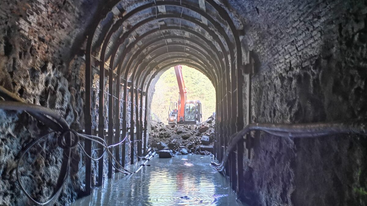 La odisea del tren Euskadi-Cantabria: sin electrificar y a 40 kilómetros por hora