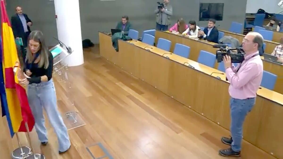 La portavoz de Junts aparta la bandera de España en la sala de prensa del Congreso