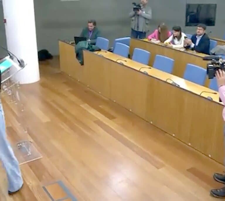 La portavoz de Junts aparta la bandera de España en la sala de prensa del Congreso