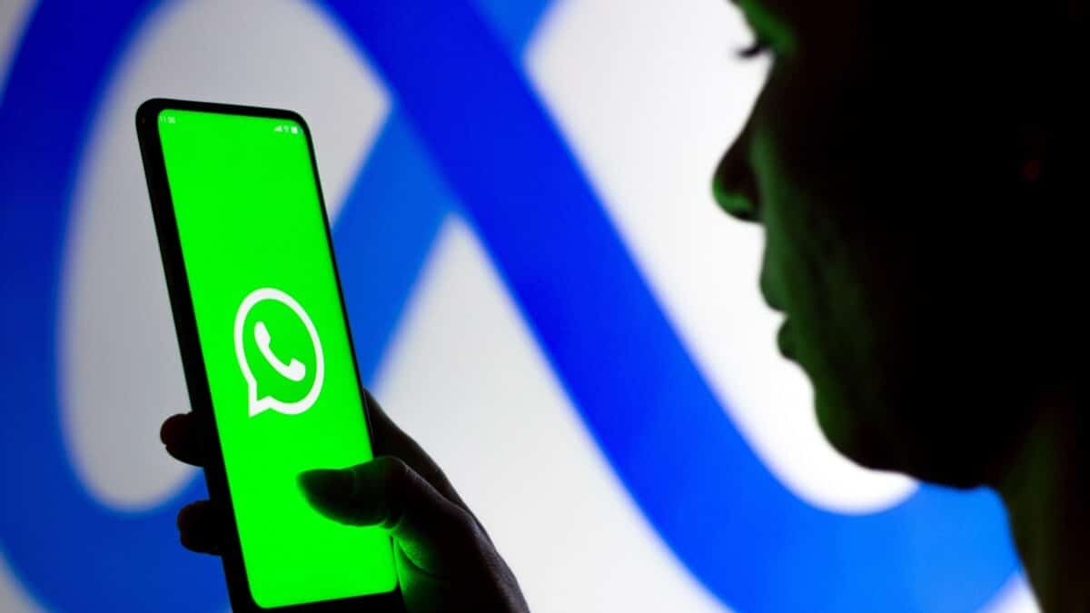 Una persona abre la aplicación de Whatsapp en su teléfono móvil.