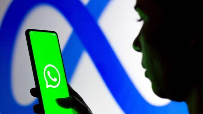 Los whatsapps se cuelan en los juicios laborales y ya sirven como prueba Una persona abre la aplicación de Whatsapp en su teléfono móvil.