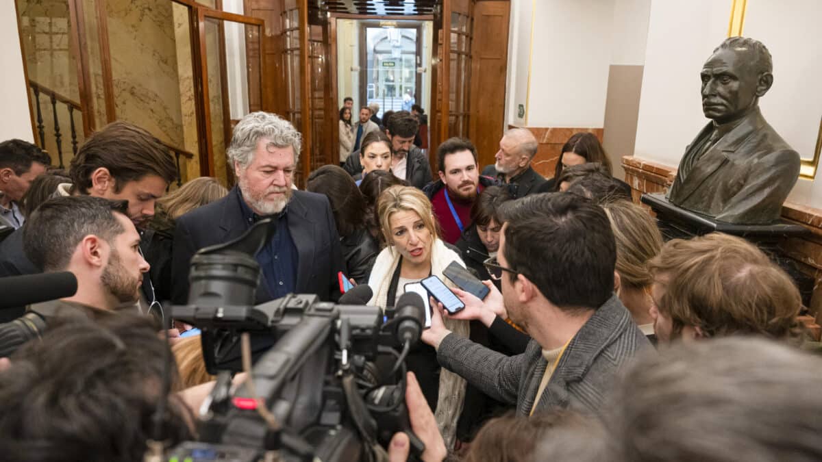 La vicepresidenta segunda y ministra de Trabajo, Yolanda Díaz, atiende a los periodistas en los pasillos del Congreso de los Diputados este jueves.