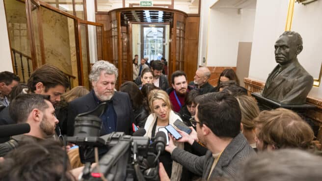 La vicepresidenta segunda y ministra de Trabajo, Yolanda Díaz, atiende a los periodistas en los pasillos del Congreso de los Diputados este jueves.