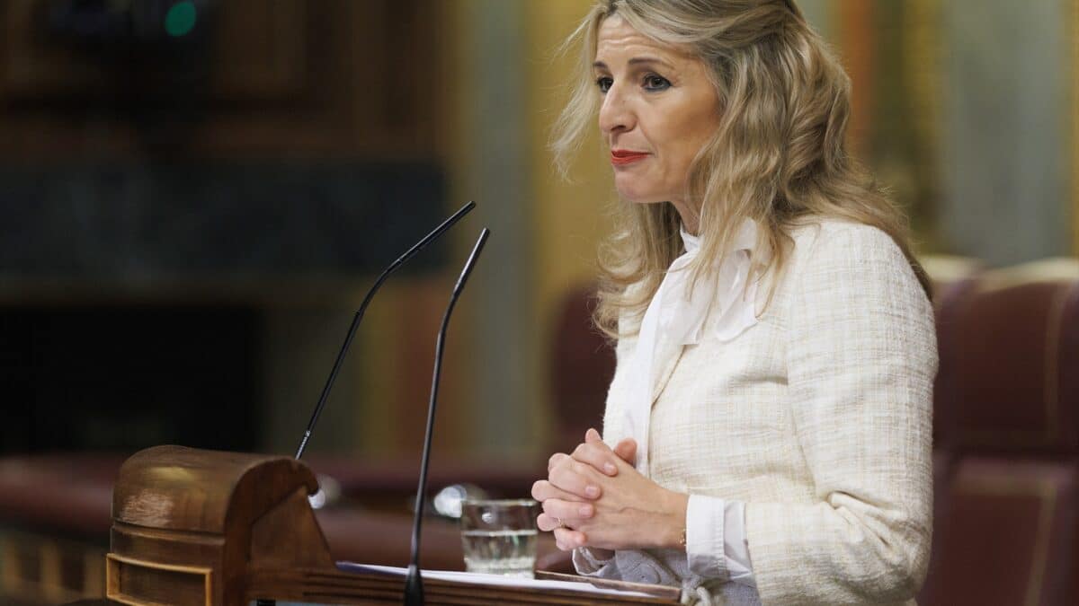 La vicepresidenta segunda y ministra de Trabajo y Economía Social, Yolanda Díaz, interviene durante una sesión plenaria, en el Congreso de los Diputados.