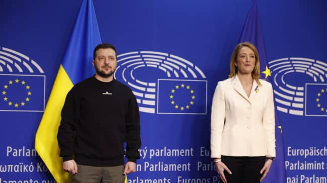 El presidente Zelenski se dirige a los eurodiputados Zelenski y Metsola en el Parlamento Europeo