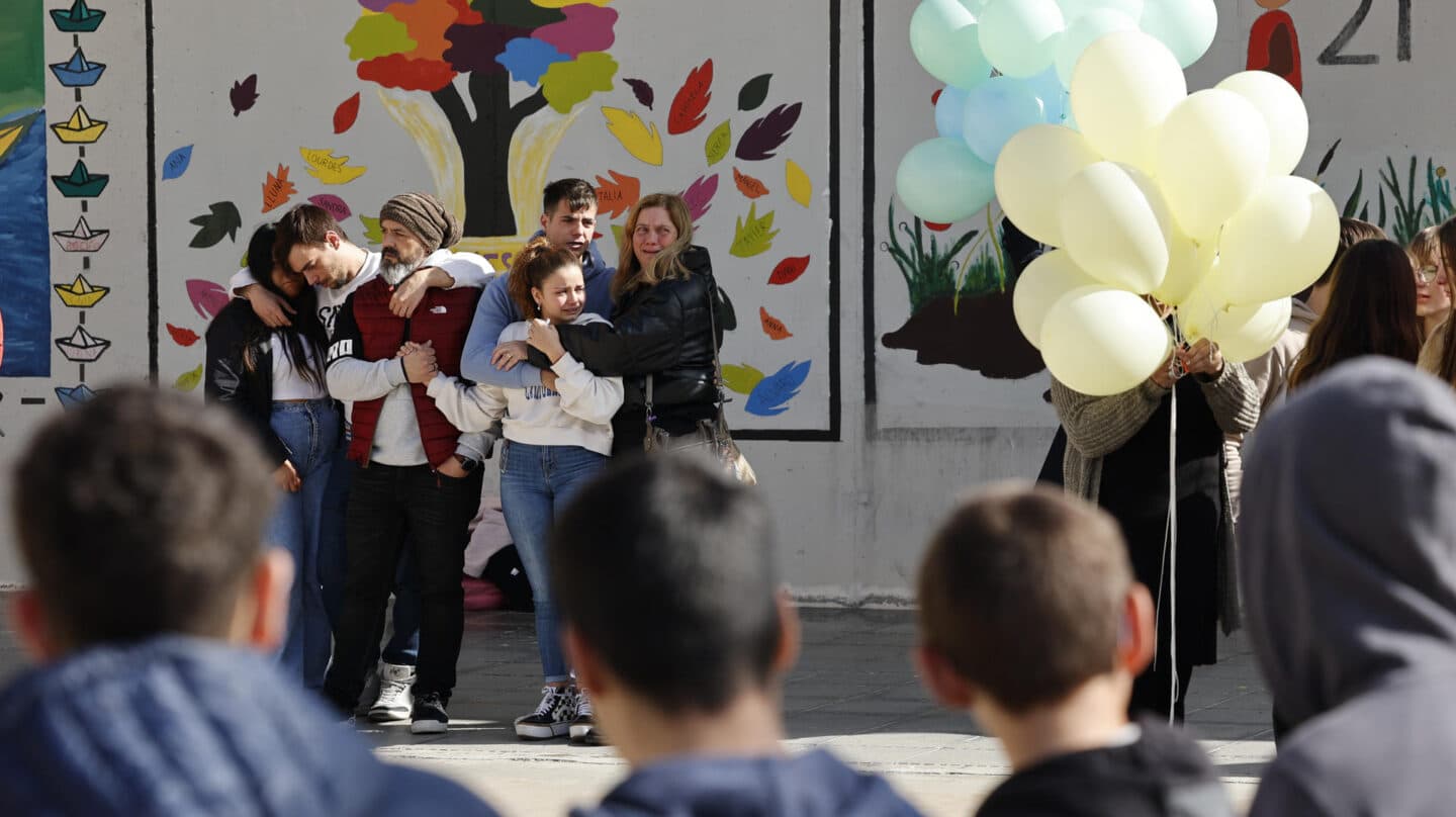 Los padres de Emma (en la imagen, junto a sus hijos y las novias de éstos) durante el homenaje en el Instituto donde estudiaba.