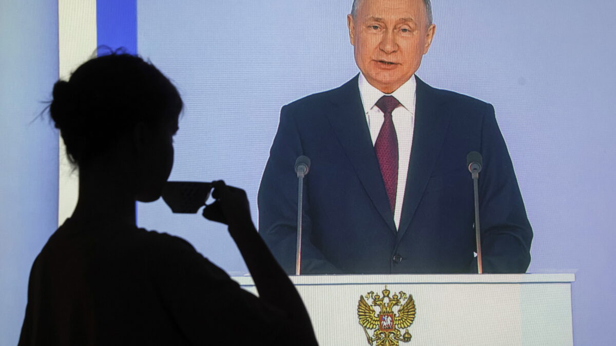 Una mujer escucha el discurso de Putin en Moscú.