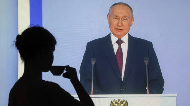 Una mujer escucha el discurso de Putin en Moscú.