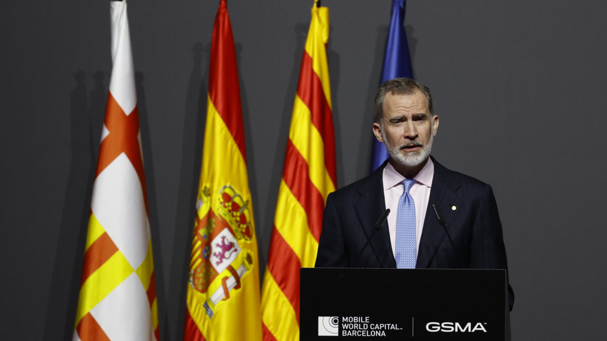 El rey Felipe VI pronuncia unas palabras en la cena oficial del Mobile World Congress de Barcelona, este domingo.