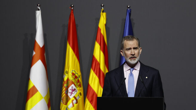 El rey Felipe VI pronuncia unas palabras en la cena oficial del Mobile World Congress de Barcelona, este domingo.