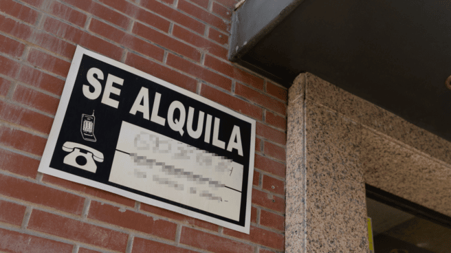 alquiler-vivienda-ep Cartel que anuncia que se alquila una vivienda en la fachada de un edificio en Madrid.