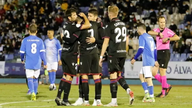 Los jugadores del Levante celebran uno de los goles ante el Huracán, durante el partido de la primera ronda de la Copa del Rey