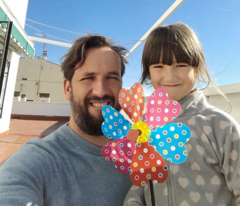 Andrei junto a Olga, la benjamina de la familia en Madrid