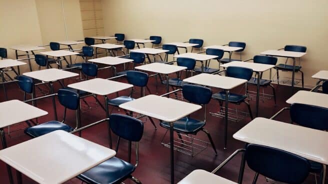 Condenan a 16 meses de prisión a un profesor que ató a una silla y tapó la boca a un niño con autismo Aula escolar
