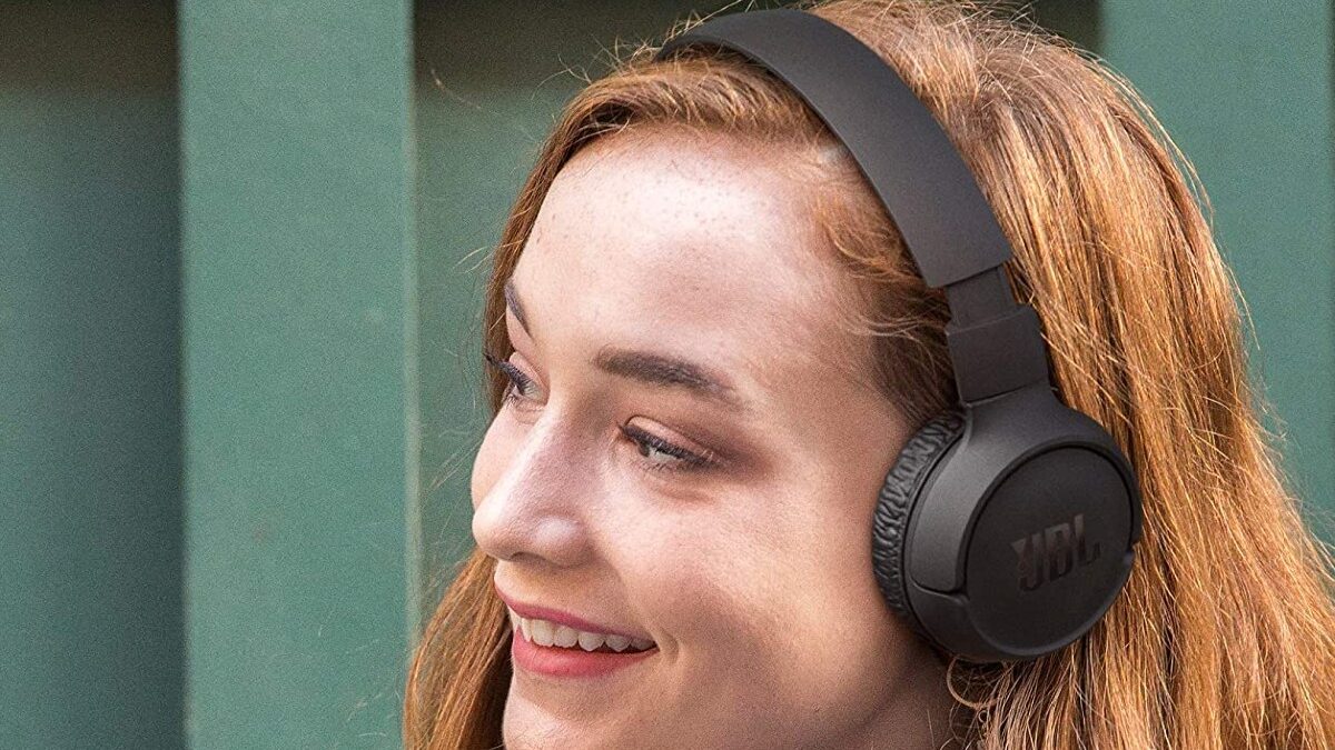 mujer con auriculares inalámbricos JBL
