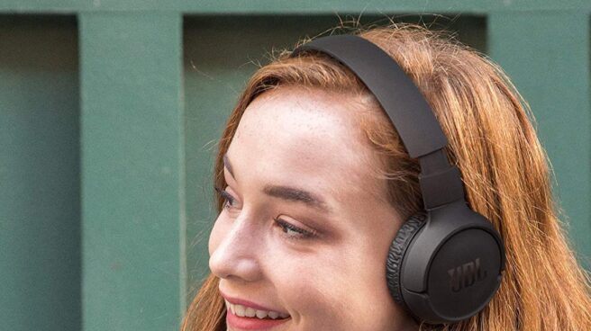 mujer con auriculares inalámbricos JBL