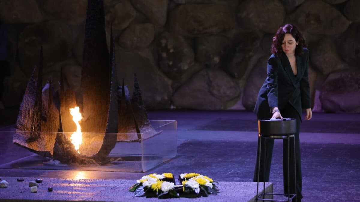 Isabel Díaz Ayuso, este lunes en Jerusalén junto a la llama eterna del memorial del Holocausto.