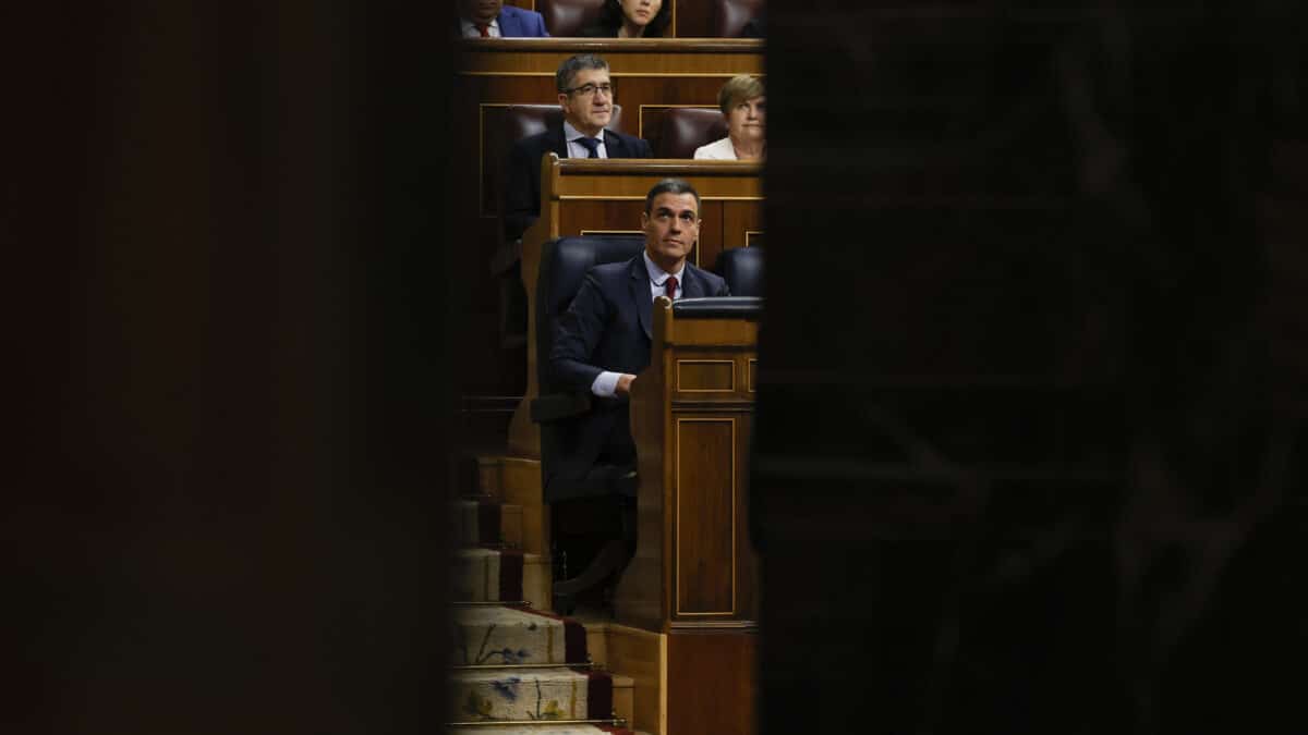 MADRID, 15/02/2023.- El presidente del Gobierno, Pedro Sánchez (c) durante el pleno del Congreso celebrado este miércoles por la reforma de la ley del solo sí es sí después de que el PSOE y Podemos hayan demostrado su falta de acuerdo en este asunto. EFE/JJ Guillén