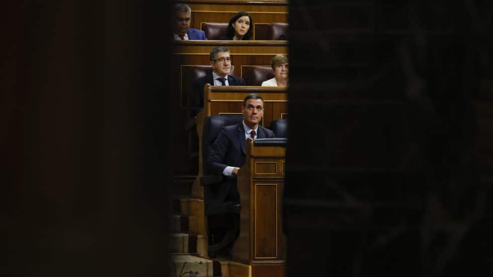 MADRID, 15/02/2023.- El presidente del Gobierno, Pedro Sánchez (c) durante el pleno del Congreso celebrado este miércoles por la reforma de la ley del solo sí es sí después de que el PSOE y Podemos hayan demostrado su falta de acuerdo en este asunto. EFE/JJ Guillén